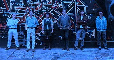 Sechs Mitglieder des Impuls Ensembles auf dem Hof der Alten Feuerwache K&ouml;ln