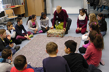 Peter Wolf &ouml;ffnet den Klangkoffer zu Beginn des Klangforschungsprojekts mit der GGS Irisweg Porz 2016/17